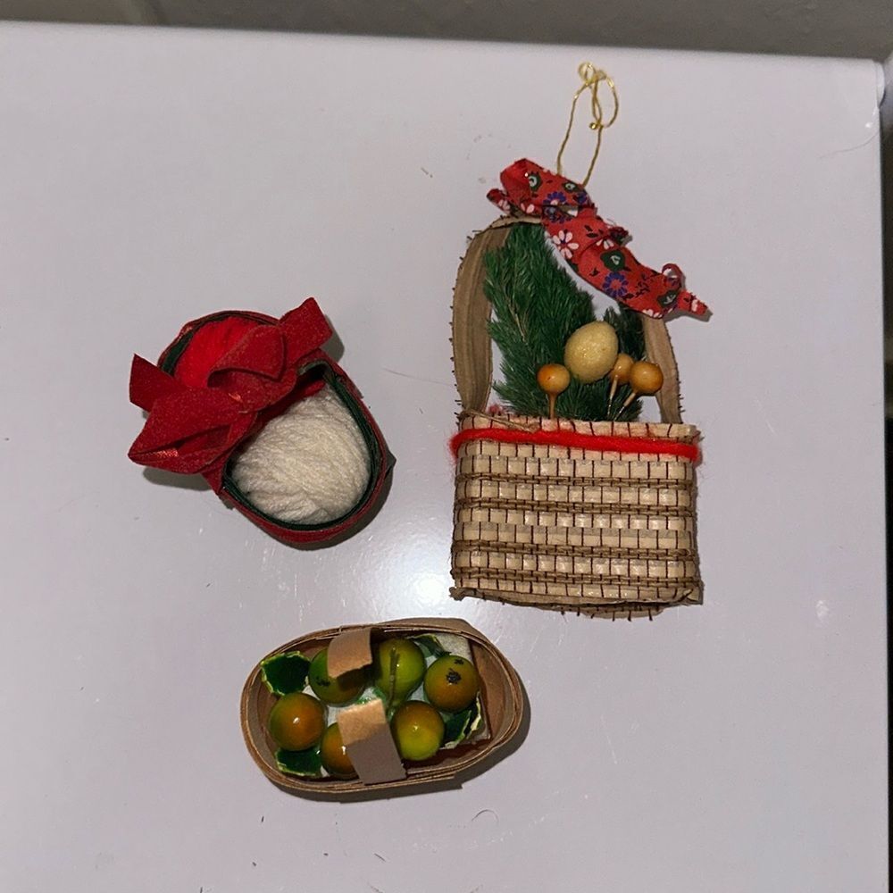 Vintage lot of 3 basket Christmas tree ornaments‎